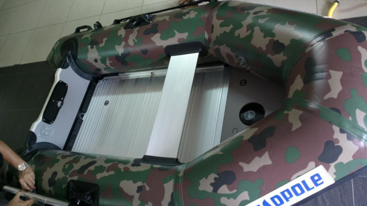 Du ngoạn trên biển bằng xuồng phao bơm hơi. Du ngoạn trên biển bằng xuồng phao bơm hơi.