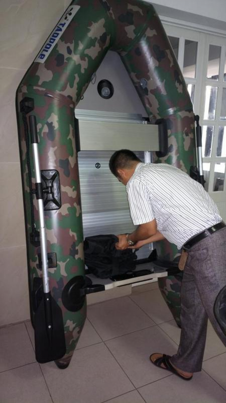 Du ngoạn trên biển bằng xuồng phao bơm hơi. Du ngoạn trên biển bằng xuồng phao bơm hơi.