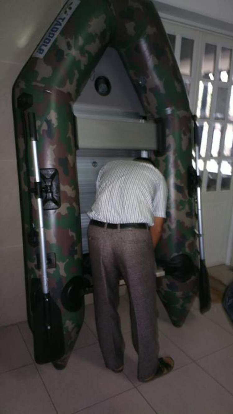 Du ngoạn trên biển bằng xuồng phao bơm hơi. Du ngoạn trên biển bằng xuồng phao bơm hơi.