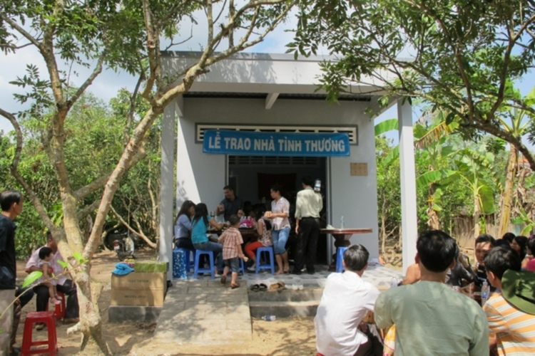 Trao tặng nhà tình thương tại Bến Tre ngày 2/12/2012