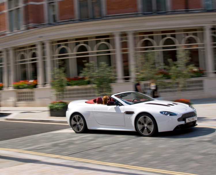 ASTON MARTIN V12 VANTAGE ROADSTER