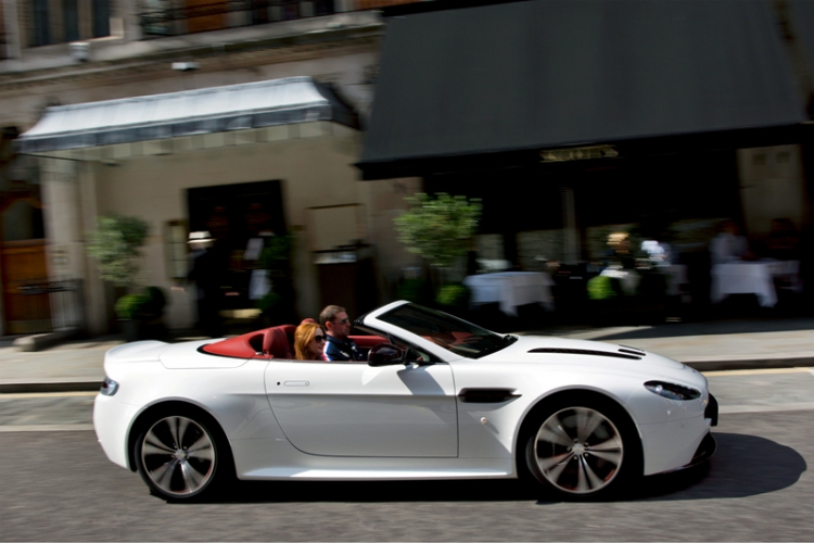 ASTON MARTIN V12 VANTAGE ROADSTER