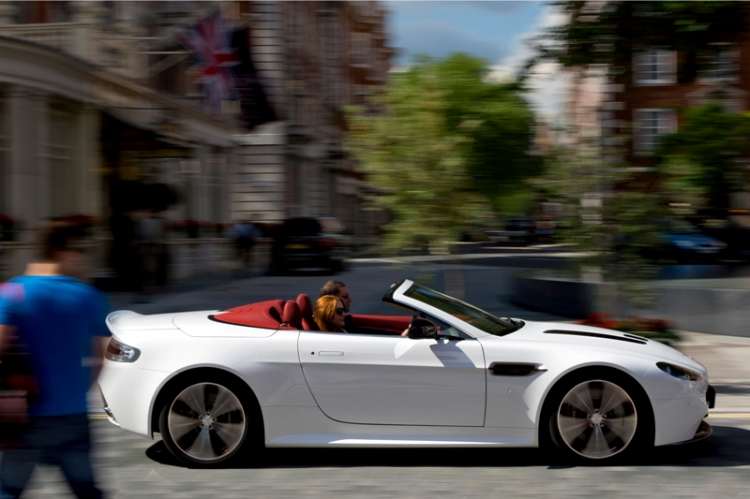 ASTON MARTIN V12 VANTAGE ROADSTER