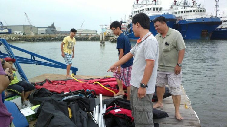 Du ngoạn trên biển bằng xuồng phao bơm hơi. Du ngoạn trên biển bằng xuồng phao bơm hơi.