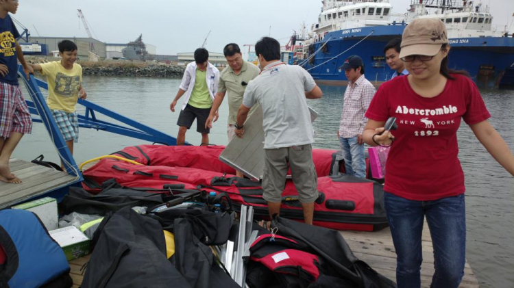 Du ngoạn trên biển bằng xuồng phao bơm hơi. Du ngoạn trên biển bằng xuồng phao bơm hơi.