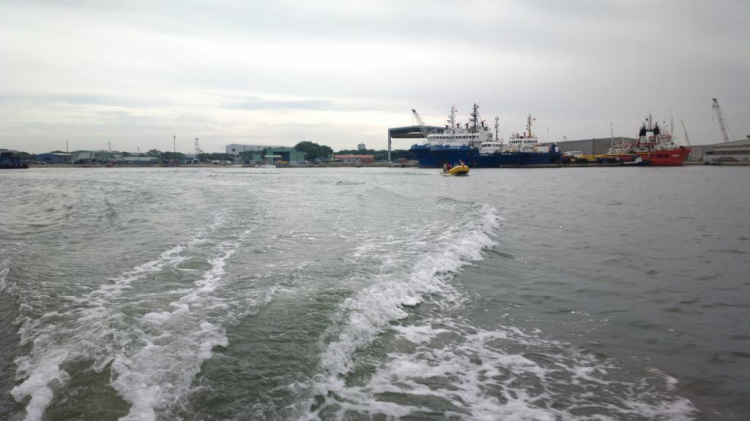 Du ngoạn trên biển bằng xuồng phao bơm hơi. Du ngoạn trên biển bằng xuồng phao bơm hơi.