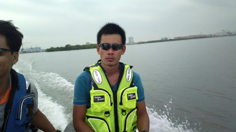 Du ngoạn trên biển bằng xuồng phao bơm hơi. Du ngoạn trên biển bằng xuồng phao bơm hơi.