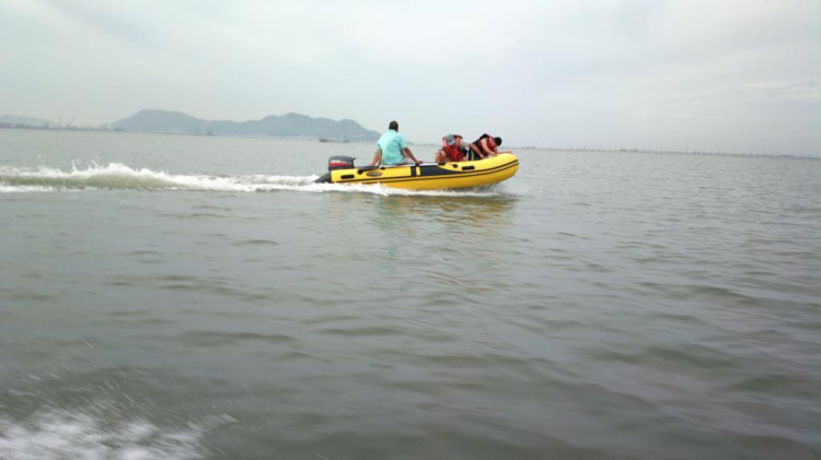 Du ngoạn trên biển bằng xuồng phao bơm hơi. Du ngoạn trên biển bằng xuồng phao bơm hơi.