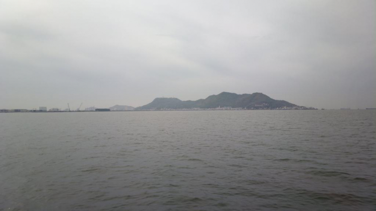 Du ngoạn trên biển bằng xuồng phao bơm hơi. Du ngoạn trên biển bằng xuồng phao bơm hơi.
