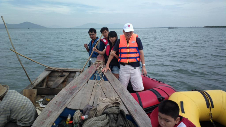 Du ngoạn trên biển bằng xuồng phao bơm hơi. Du ngoạn trên biển bằng xuồng phao bơm hơi.