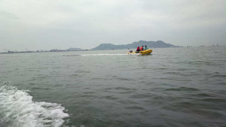 Du ngoạn trên biển bằng xuồng phao bơm hơi. Du ngoạn trên biển bằng xuồng phao bơm hơi.