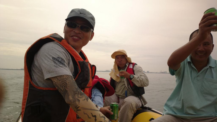 Du ngoạn trên biển bằng xuồng phao bơm hơi. Du ngoạn trên biển bằng xuồng phao bơm hơi.