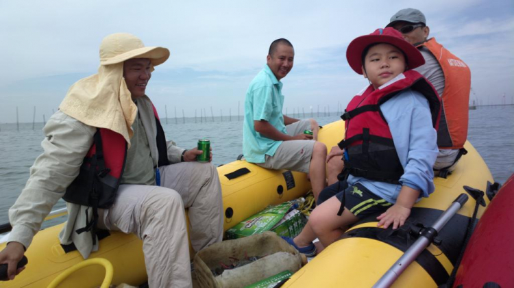 Du ngoạn trên biển bằng xuồng phao bơm hơi. Du ngoạn trên biển bằng xuồng phao bơm hơi.