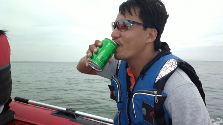Du ngoạn trên biển bằng xuồng phao bơm hơi. Du ngoạn trên biển bằng xuồng phao bơm hơi.