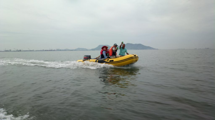 Du ngoạn trên biển bằng xuồng phao bơm hơi. Du ngoạn trên biển bằng xuồng phao bơm hơi.