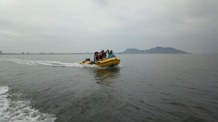 Du ngoạn trên biển bằng xuồng phao bơm hơi. Du ngoạn trên biển bằng xuồng phao bơm hơi.
