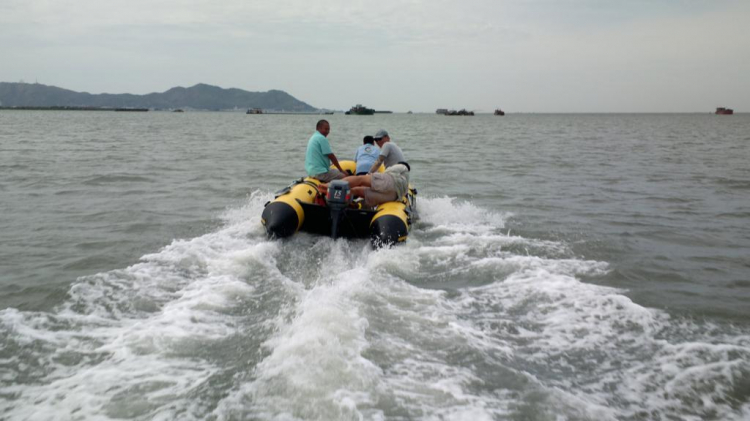 Du ngoạn trên biển bằng xuồng phao bơm hơi. Du ngoạn trên biển bằng xuồng phao bơm hơi.
