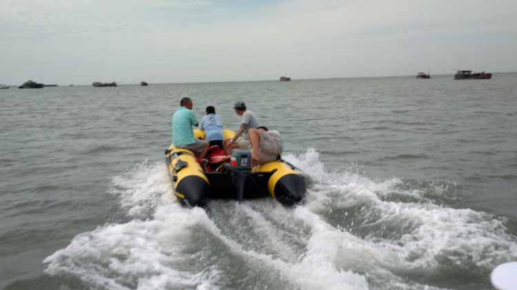 Du ngoạn trên biển bằng xuồng phao bơm hơi. Du ngoạn trên biển bằng xuồng phao bơm hơi.