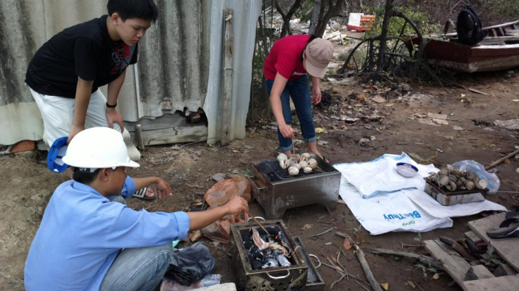 Du ngoạn trên biển bằng xuồng phao bơm hơi.