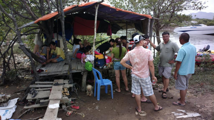 Du ngoạn trên biển bằng xuồng phao bơm hơi. Du ngoạn trên biển bằng xuồng phao bơm hơi.