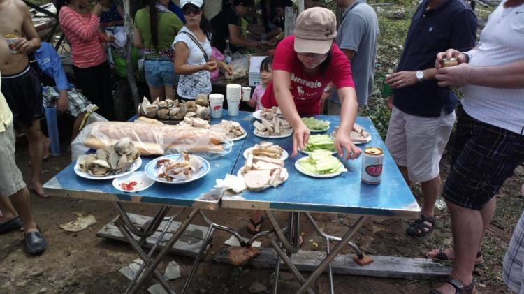 Du ngoạn trên biển bằng xuồng phao bơm hơi. Du ngoạn trên biển bằng xuồng phao bơm hơi.