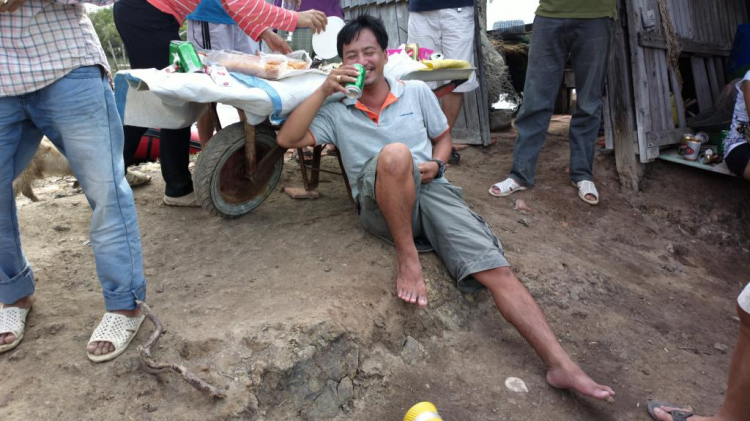 Du ngoạn trên biển bằng xuồng phao bơm hơi. Du ngoạn trên biển bằng xuồng phao bơm hơi.