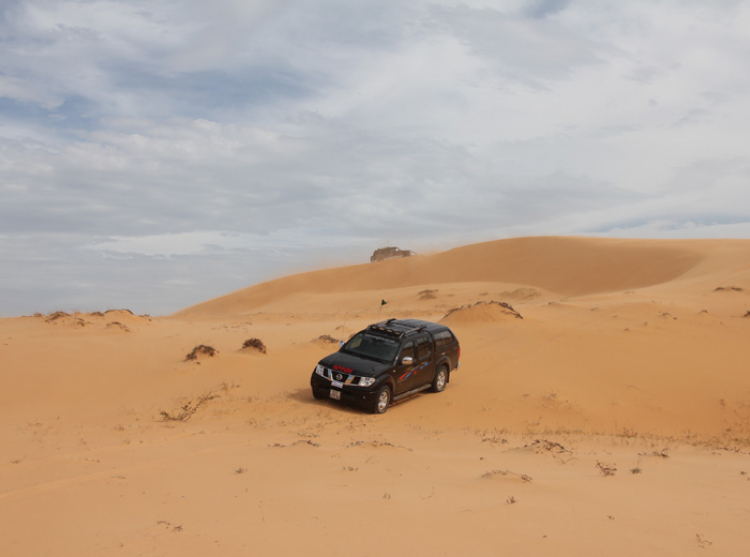 Phần lớn xe hai cầu đều có thể off road đồi cát được... nếu biết cách!