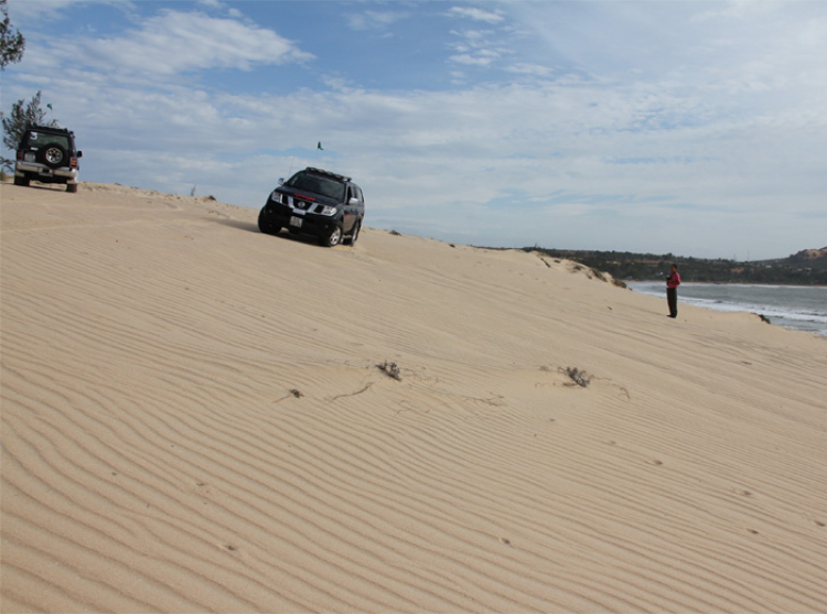 Phần lớn xe hai cầu đều có thể off road đồi cát được... nếu biết cách!