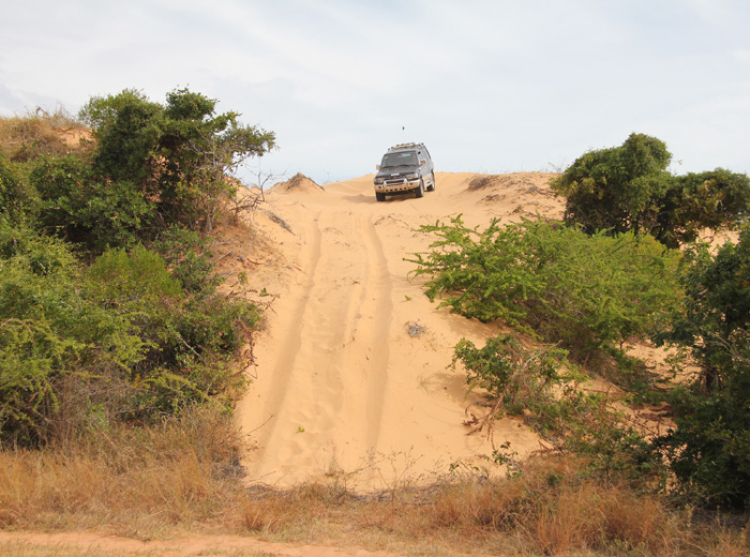 Phần lớn xe hai cầu đều có thể off road đồi cát được... nếu biết cách!