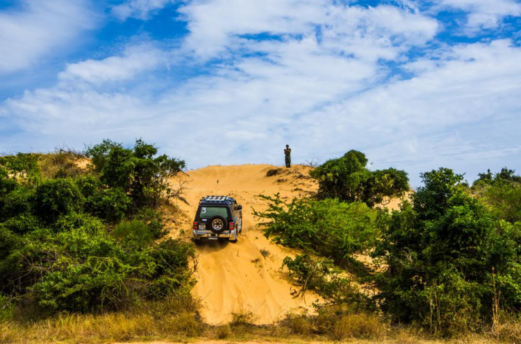 Phần lớn xe hai cầu đều có thể off road đồi cát được... nếu biết cách!