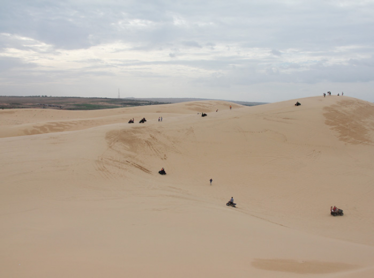 Phần lớn xe hai cầu đều có thể off road đồi cát được... nếu biết cách!