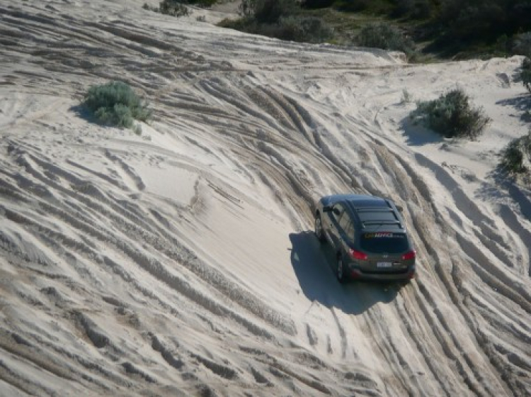 Phần lớn xe hai cầu đều có thể off road đồi cát được... nếu biết cách!