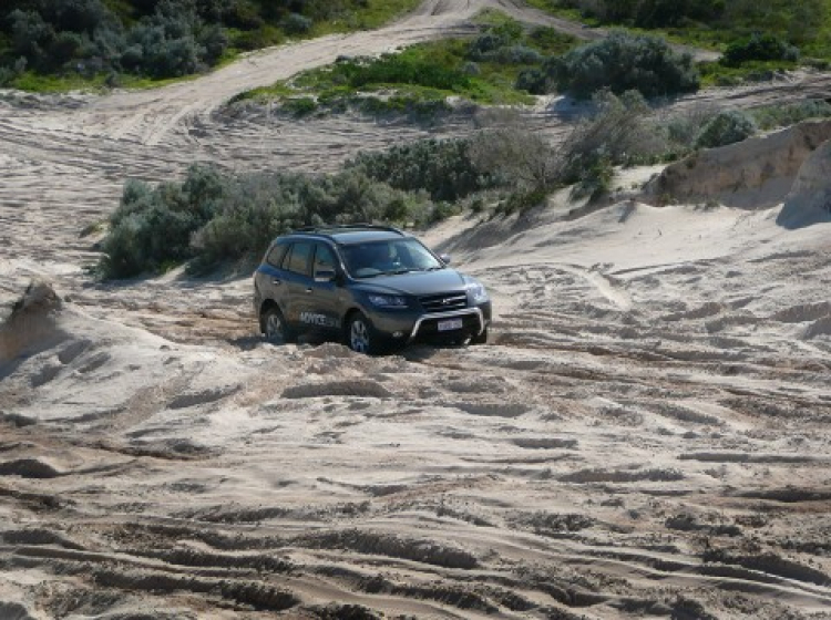 Phần lớn xe hai cầu đều có thể off road đồi cát được... nếu biết cách!