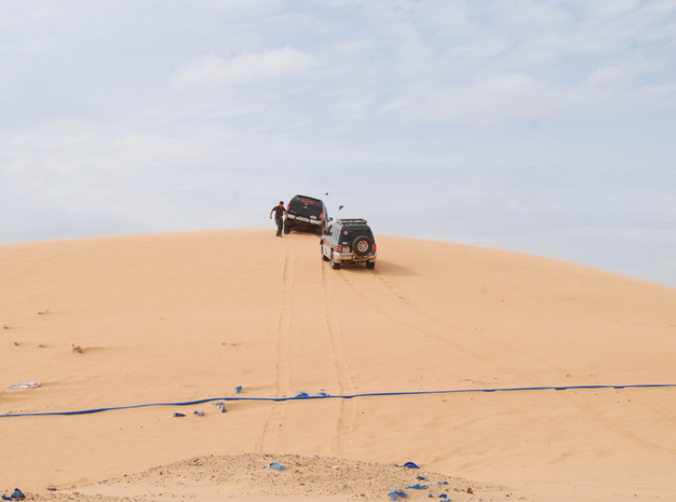 Phần lớn xe hai cầu đều có thể off road đồi cát được... nếu biết cách!