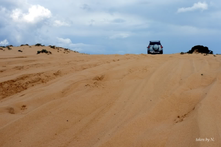 Phần lớn xe hai cầu đều có thể off road đồi cát được... nếu biết cách!