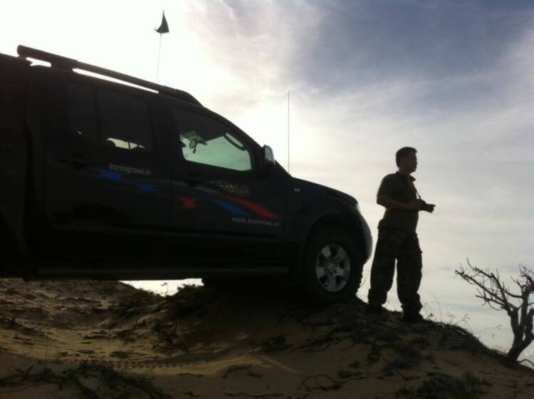 Phần lớn xe hai cầu đều có thể off road đồi cát được... nếu biết cách! Phần lớn xe hai cầu đều có thể off road đồi cát được... nếu biết cách!