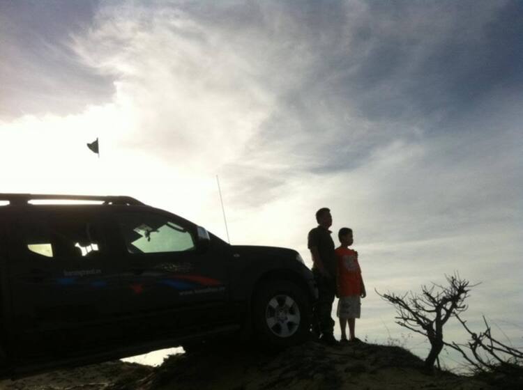Phần lớn xe hai cầu đều có thể off road đồi cát được... nếu biết cách! Phần lớn xe hai cầu đều có thể off road đồi cát được... nếu biết cách!