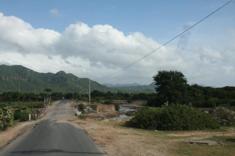 Sedan không nên đi đường Ninh Chữ - Vĩnh Hy Sedan không nên đi đường Ninh Chữ - Vĩnh Hy