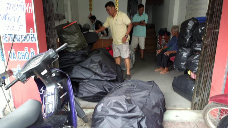 Du ngoạn trên biển bằng xuồng phao bơm hơi. Du ngoạn trên biển bằng xuồng phao bơm hơi.