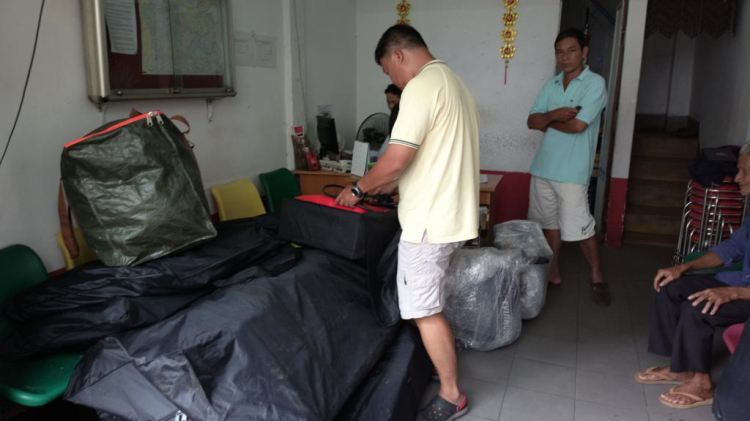 Du ngoạn trên biển bằng xuồng phao bơm hơi. Du ngoạn trên biển bằng xuồng phao bơm hơi.