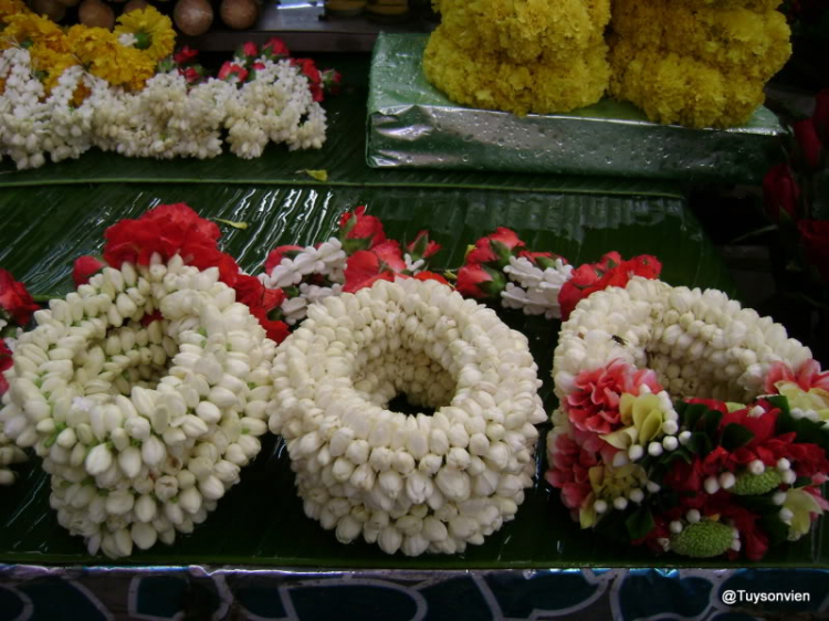 Hoa lài tươi treo trong xe