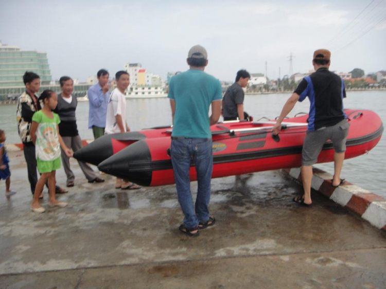 Du ngoạn trên biển bằng xuồng phao bơm hơi.