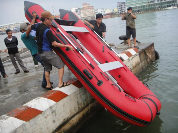 Du ngoạn trên biển bằng xuồng phao bơm hơi.