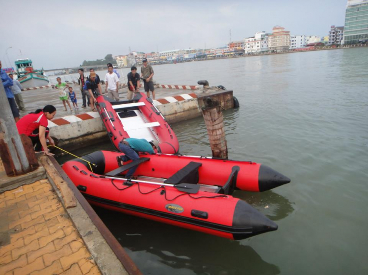 Du ngoạn trên biển bằng xuồng phao bơm hơi.