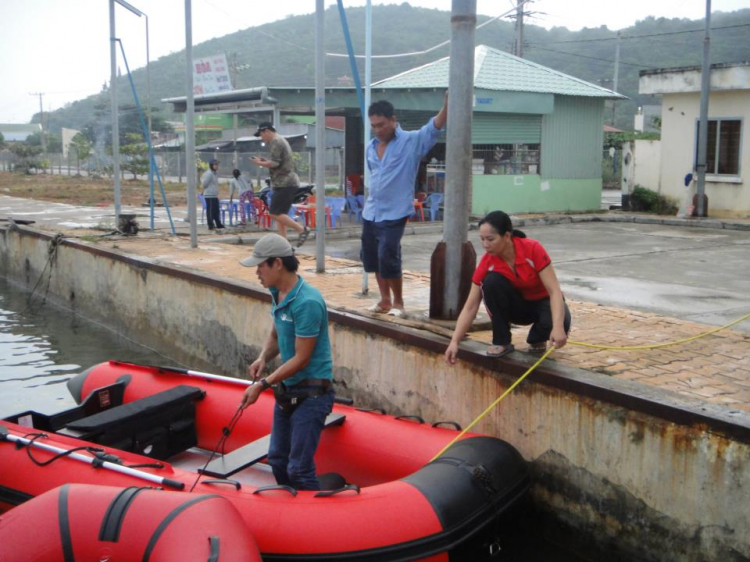 Du ngoạn trên biển bằng xuồng phao bơm hơi.