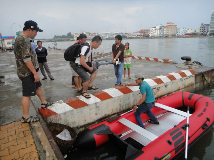 Du ngoạn trên biển bằng xuồng phao bơm hơi.