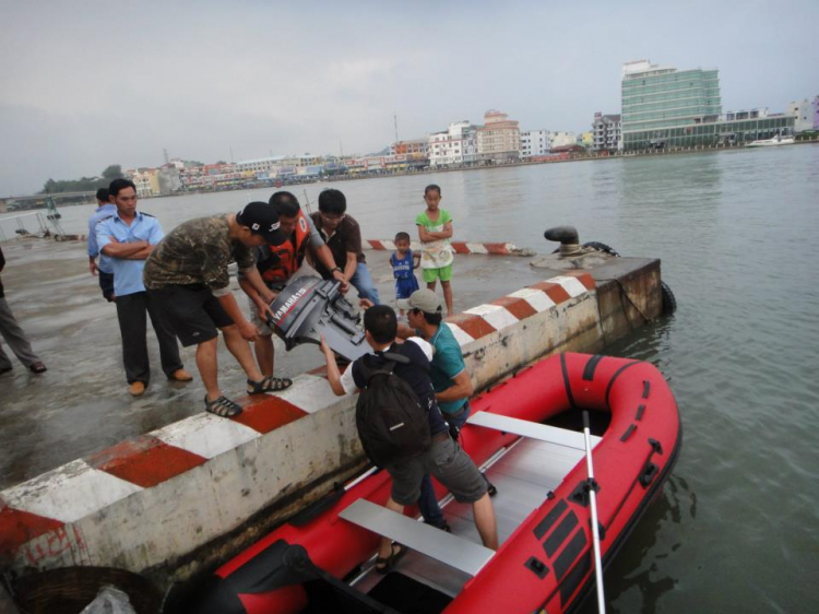 Du ngoạn trên biển bằng xuồng phao bơm hơi. Du ngoạn trên biển bằng xuồng phao bơm hơi.
