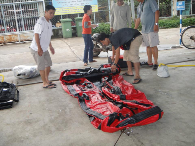 Du ngoạn trên biển bằng xuồng phao bơm hơi. Du ngoạn trên biển bằng xuồng phao bơm hơi.