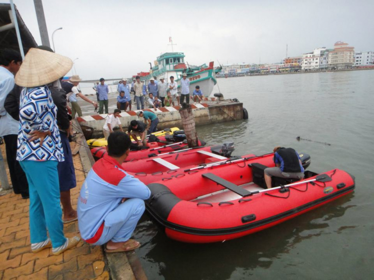 Du ngoạn trên biển bằng xuồng phao bơm hơi.