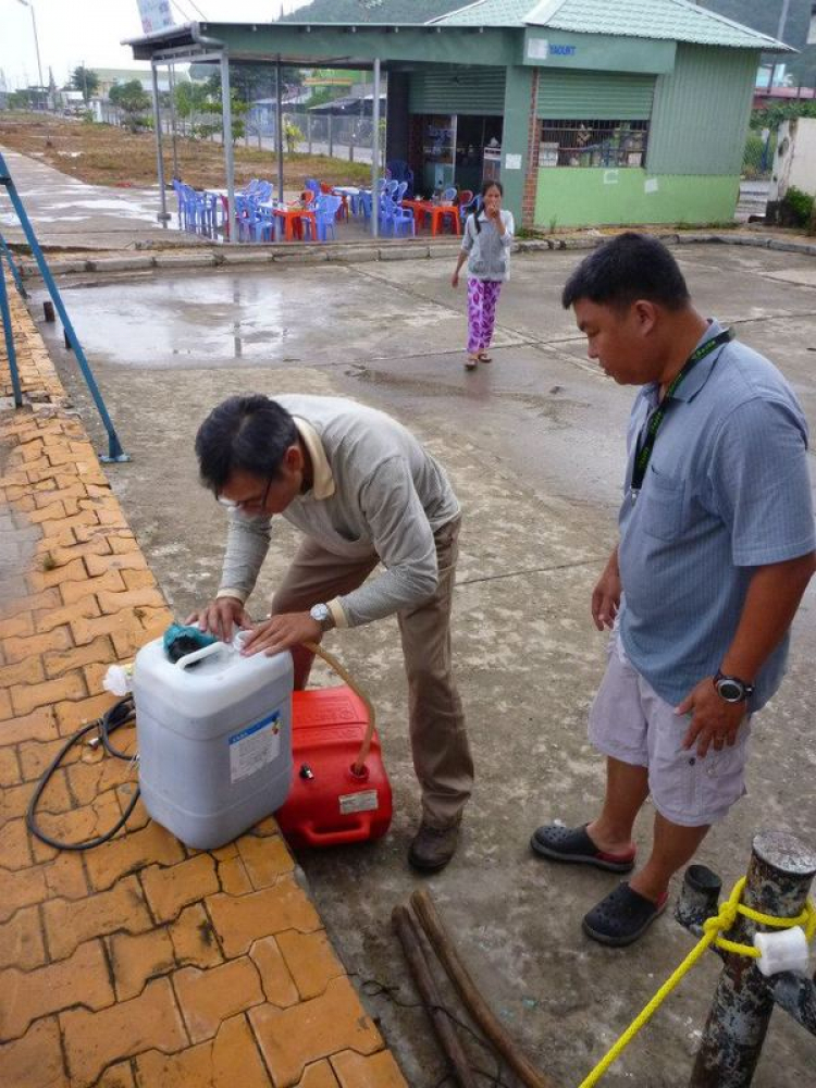 Du ngoạn trên biển bằng xuồng phao bơm hơi.